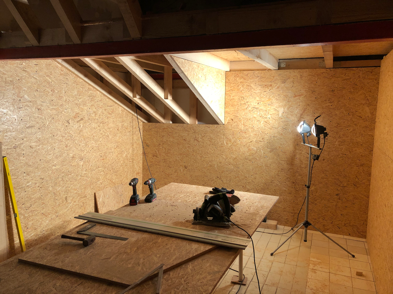 Die Kletterwand nimmt Gestalt an - OSB Platten vor der Unterkonstruktion Verkleidung der Unterkonstruktion - Kletterwand selber bauen